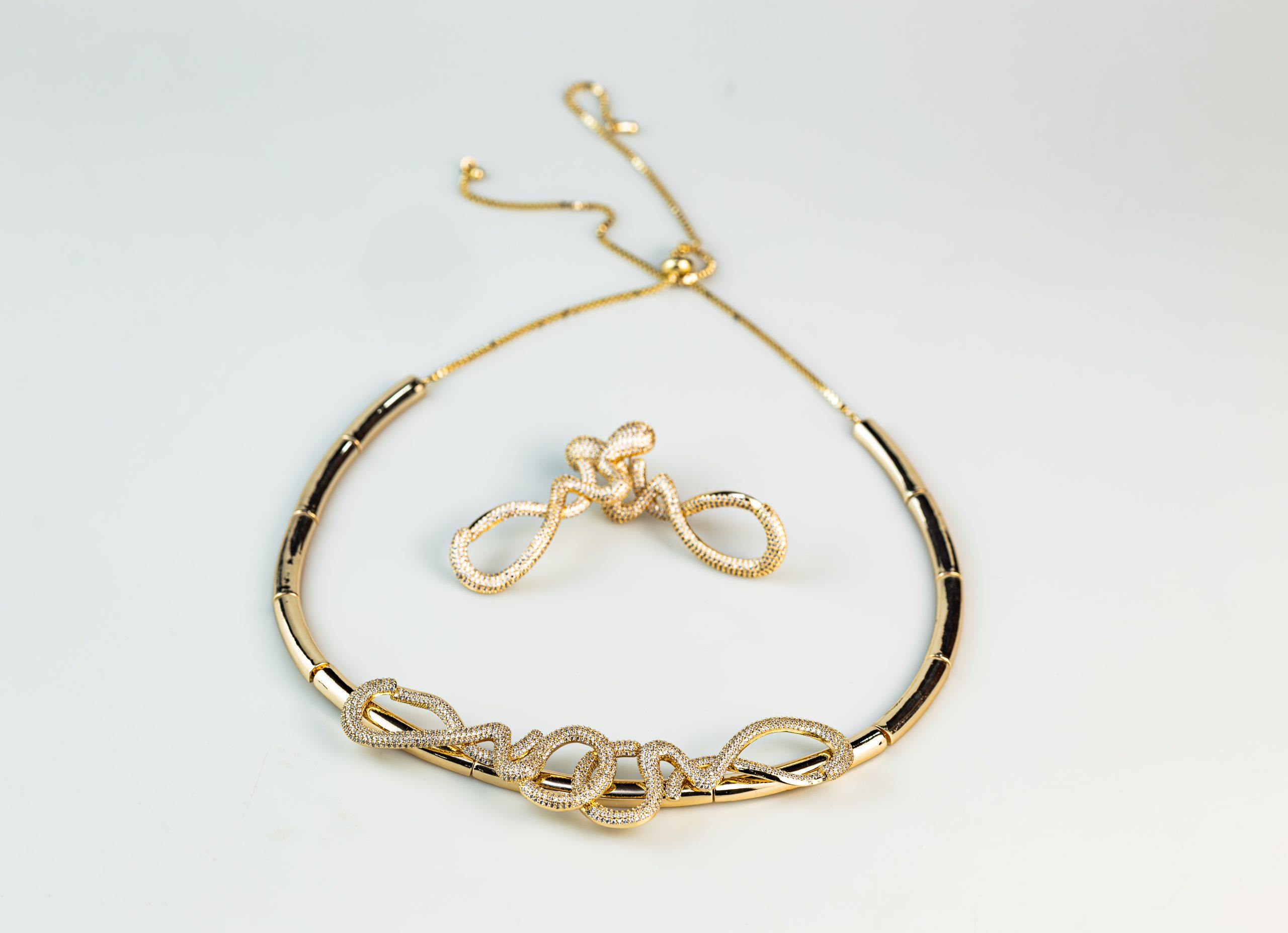 Conjunto Colar e Brincos – Elegância Contemporânea