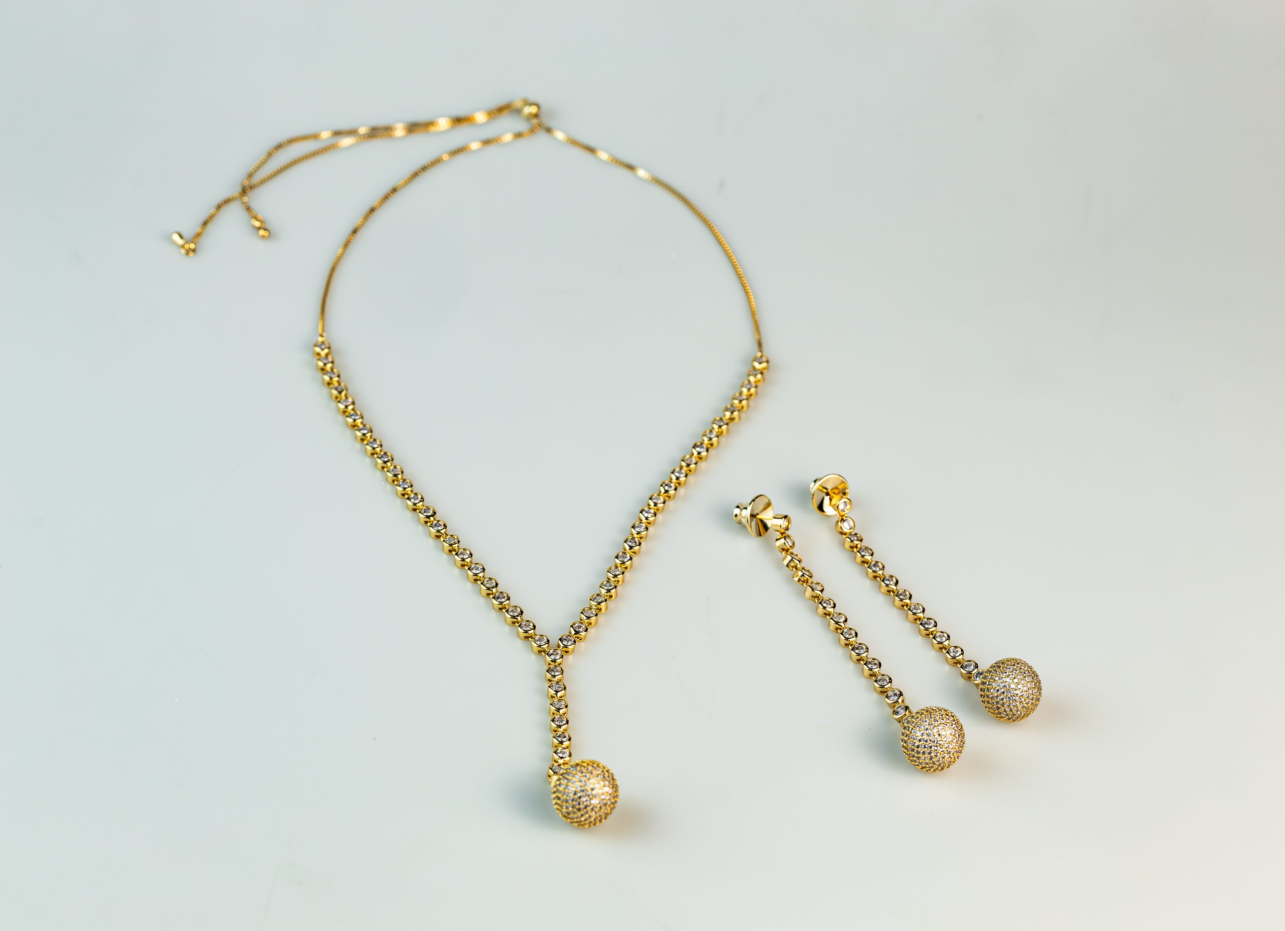 Conjunto Gravata com Esferas Cravejadas – Sofisticação em Cada Detalhe