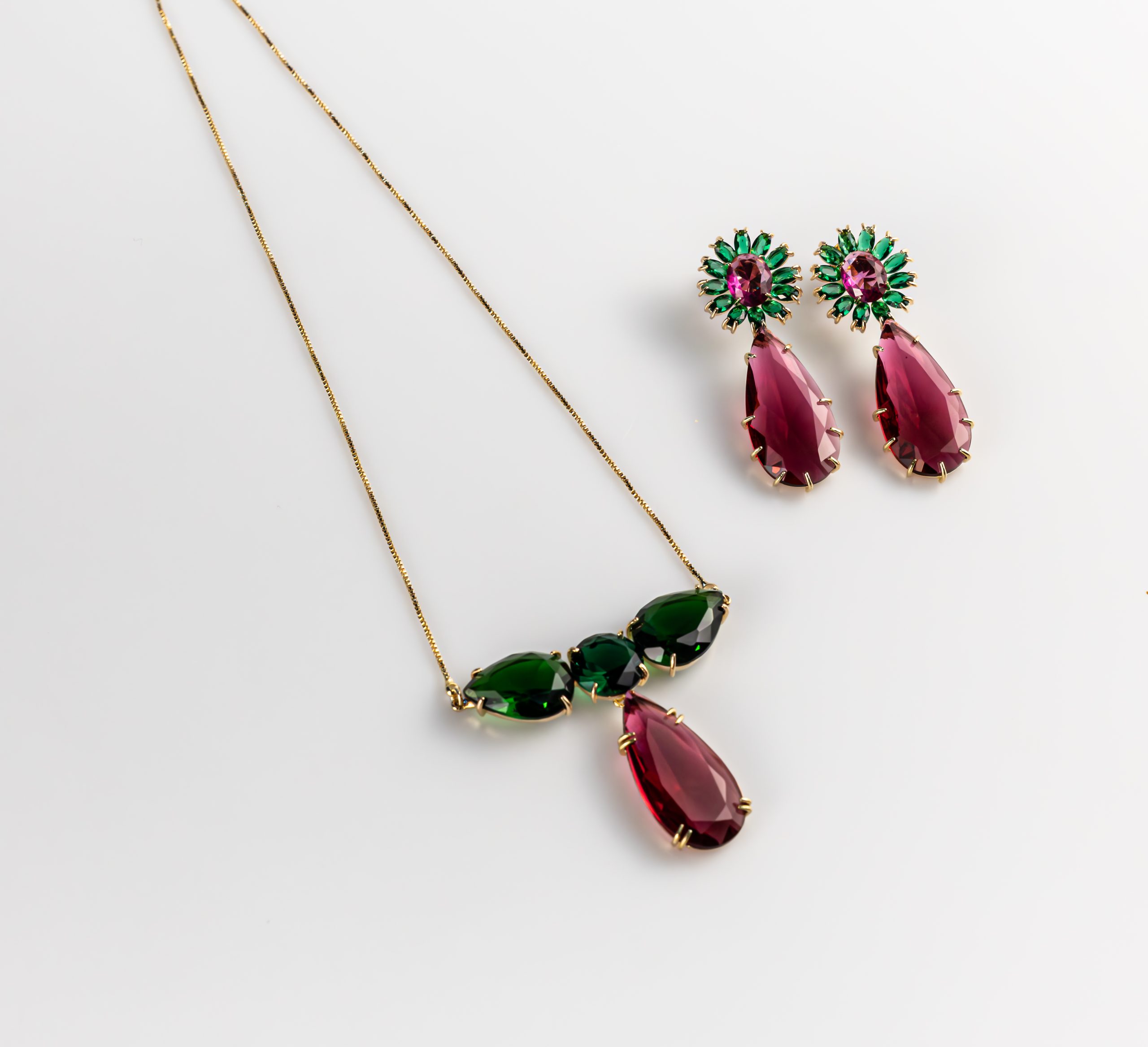 Conjunto de Semijoias – Sofisticação em Tons Esmeralda e Rosa Framboesa