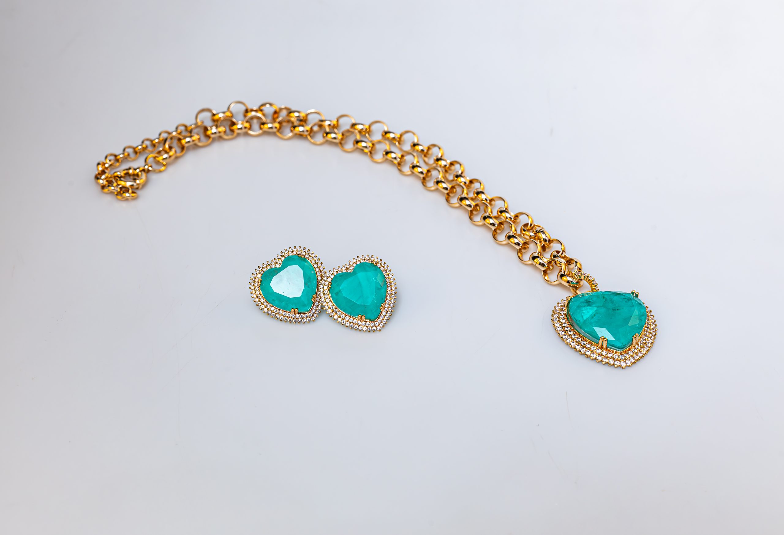 Conjunto de Semijoias Banho Ouro 18k com Pingente Coração Esmeralda Fusion